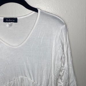 🪿Adorable white flowy Adara shirt!